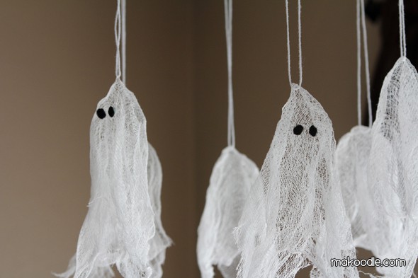 Hanging Ghosts as diy Halloween decor