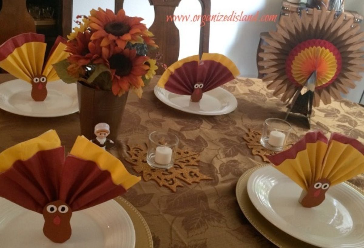 Easy Thanksgiving table setting with turkeys and sunflowers.