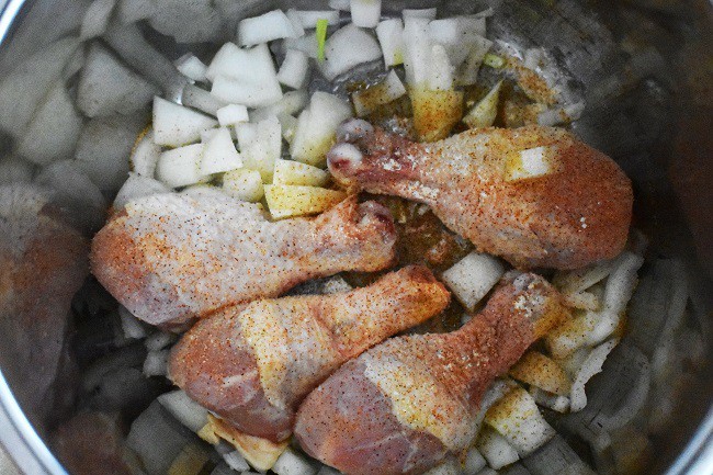 chicken drumsticks, onions, garlic powder and seasoned salt in an instant pot