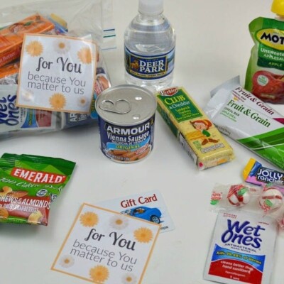 Use these simple blessing bag ideas to make care packages for homeless in your community. This is a wonderful family or group random acts of kindness idea.