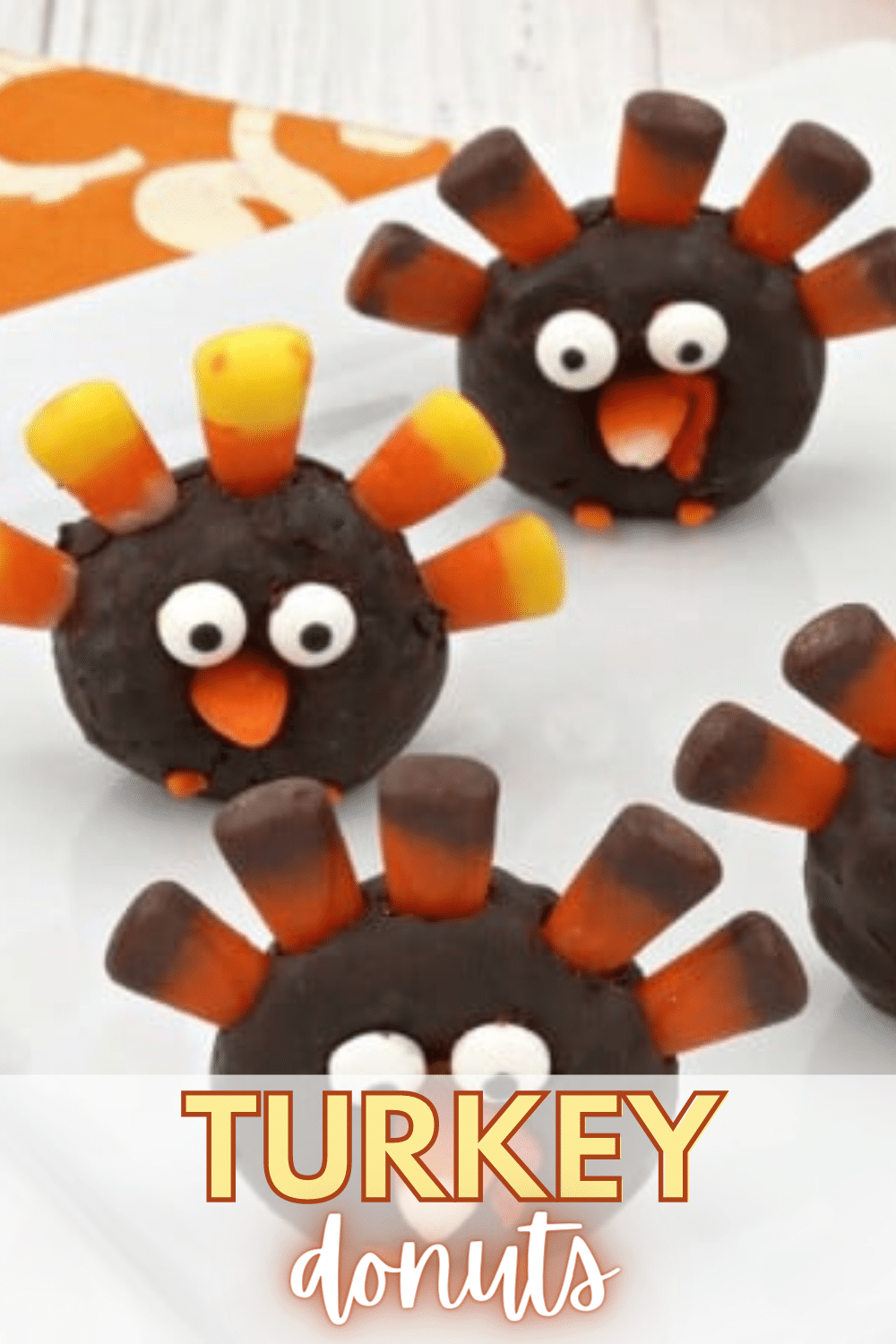 These mini donut turkeys are an adorable Thanksgiving treat and they're super easy to make! #Thanksgiving #funfood via @wondermomwannab