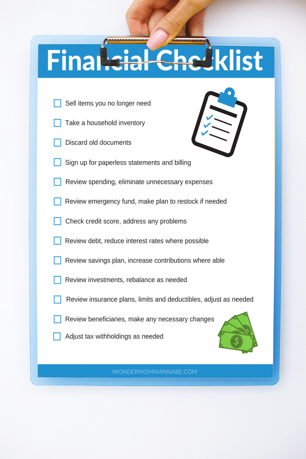 Do you find it's hard to stay on top of everything in a busy family? Here's a financial checklist that's a quick and easy way to spring clean your finances. #finances #financialchecklist #printable via @wondermomwannab
