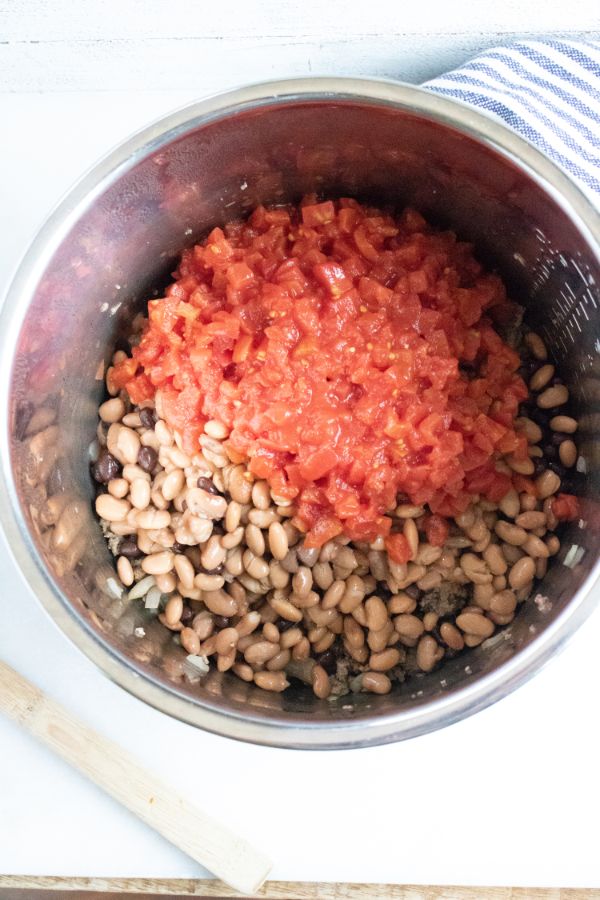 diced tomatoes, beans and ground beef in an instant pot