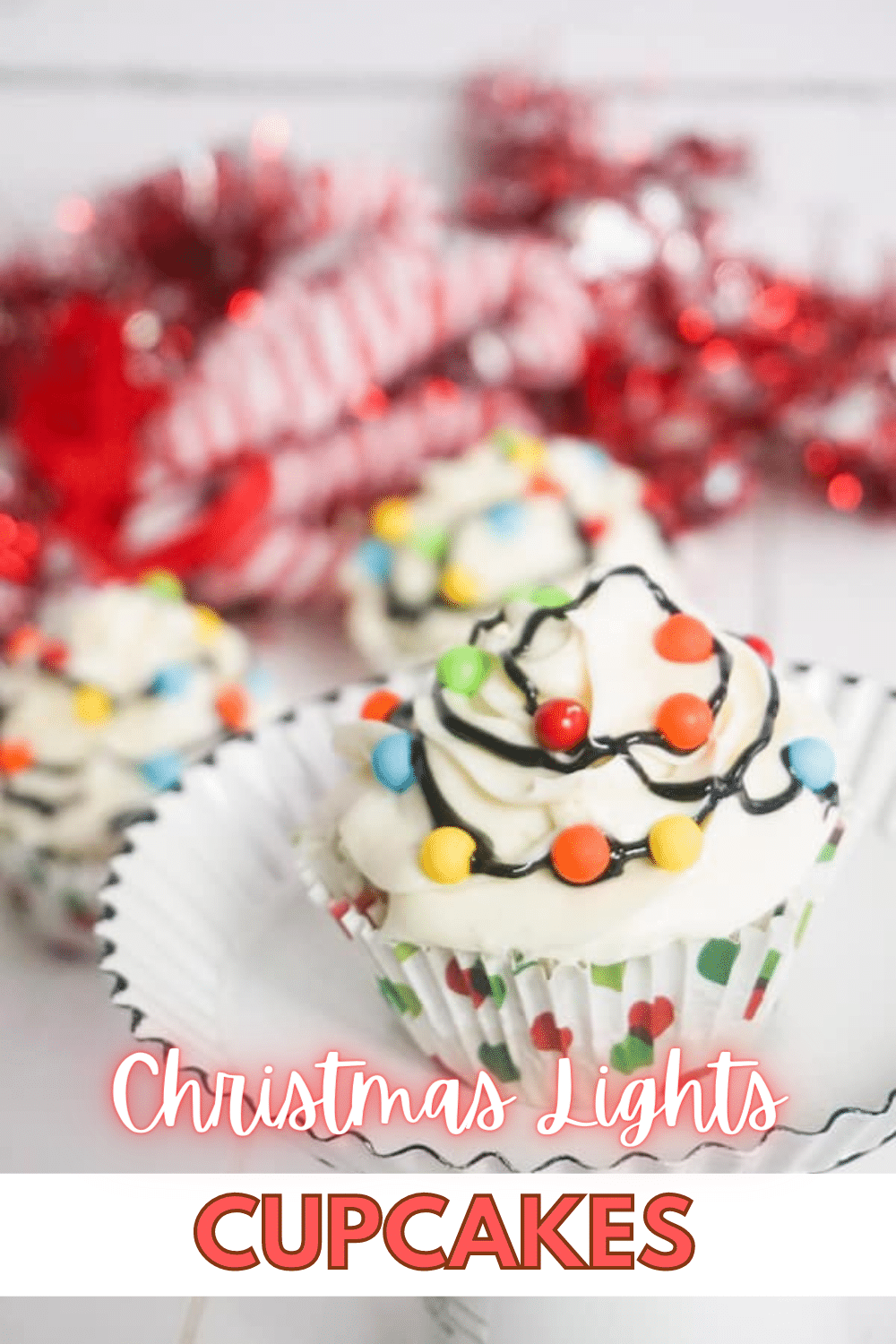 I love how quickly these easy Christmas Lights Cupcakes came together. They're literally about the easiest Christmas cupcakes you can make! #christmascupcakes #christmaslightscupcakes via @wondermomwannab