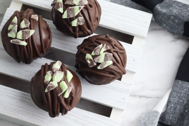 mint hot cocoa bombs