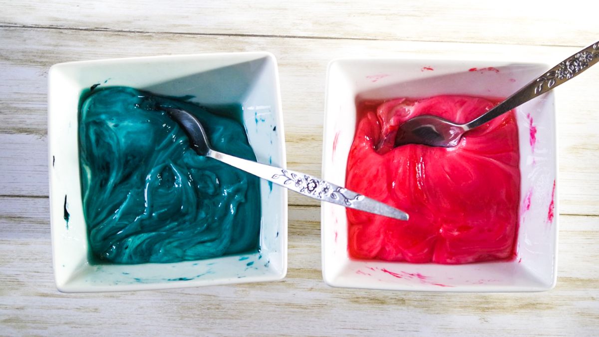 2 bowls of the candy mixture, one bowl with blue coloring and one bowl with pink coloring.