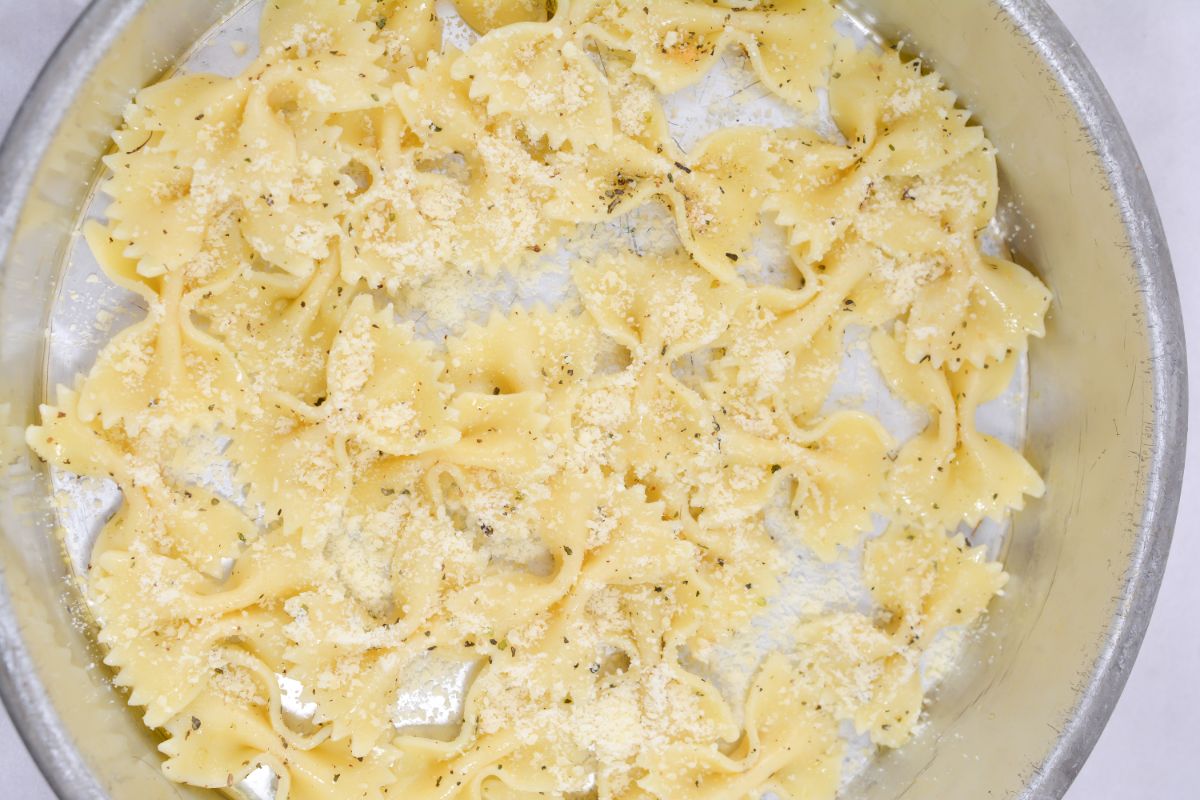 seasoned pasta inside the pan 
