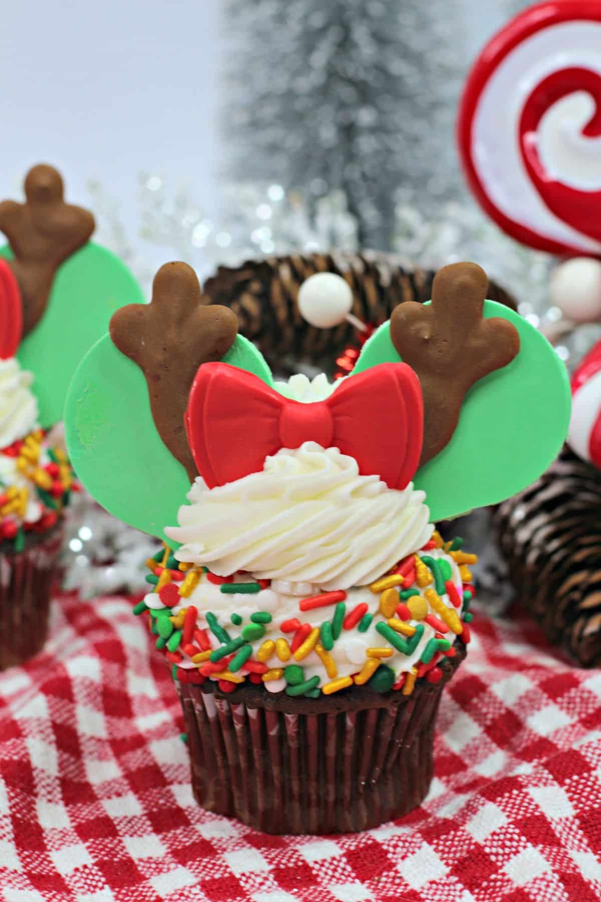Minnie Mouse Reindeer Cupcakes.