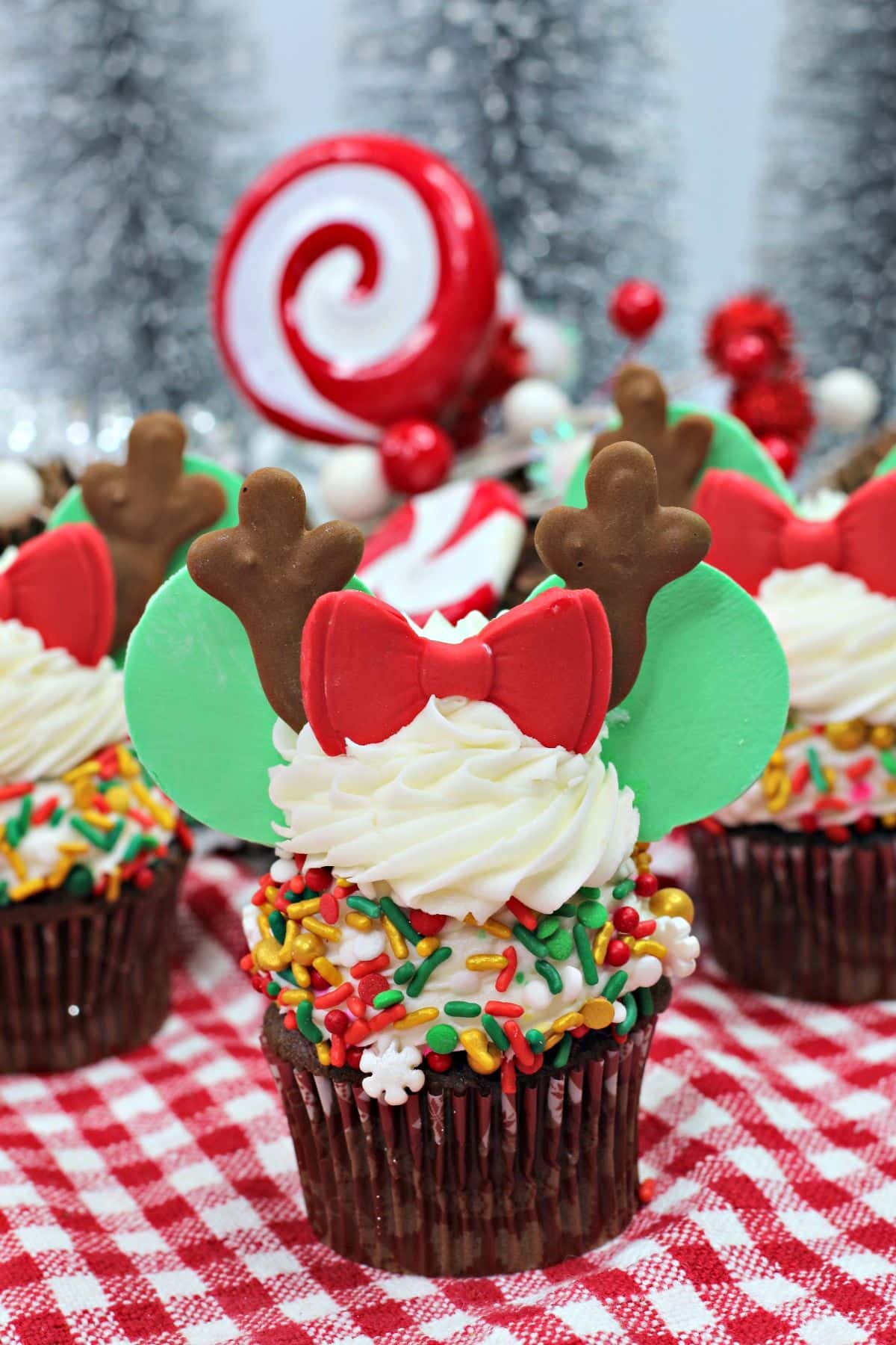 Minnie Mouse Reindeer Cupcakes.