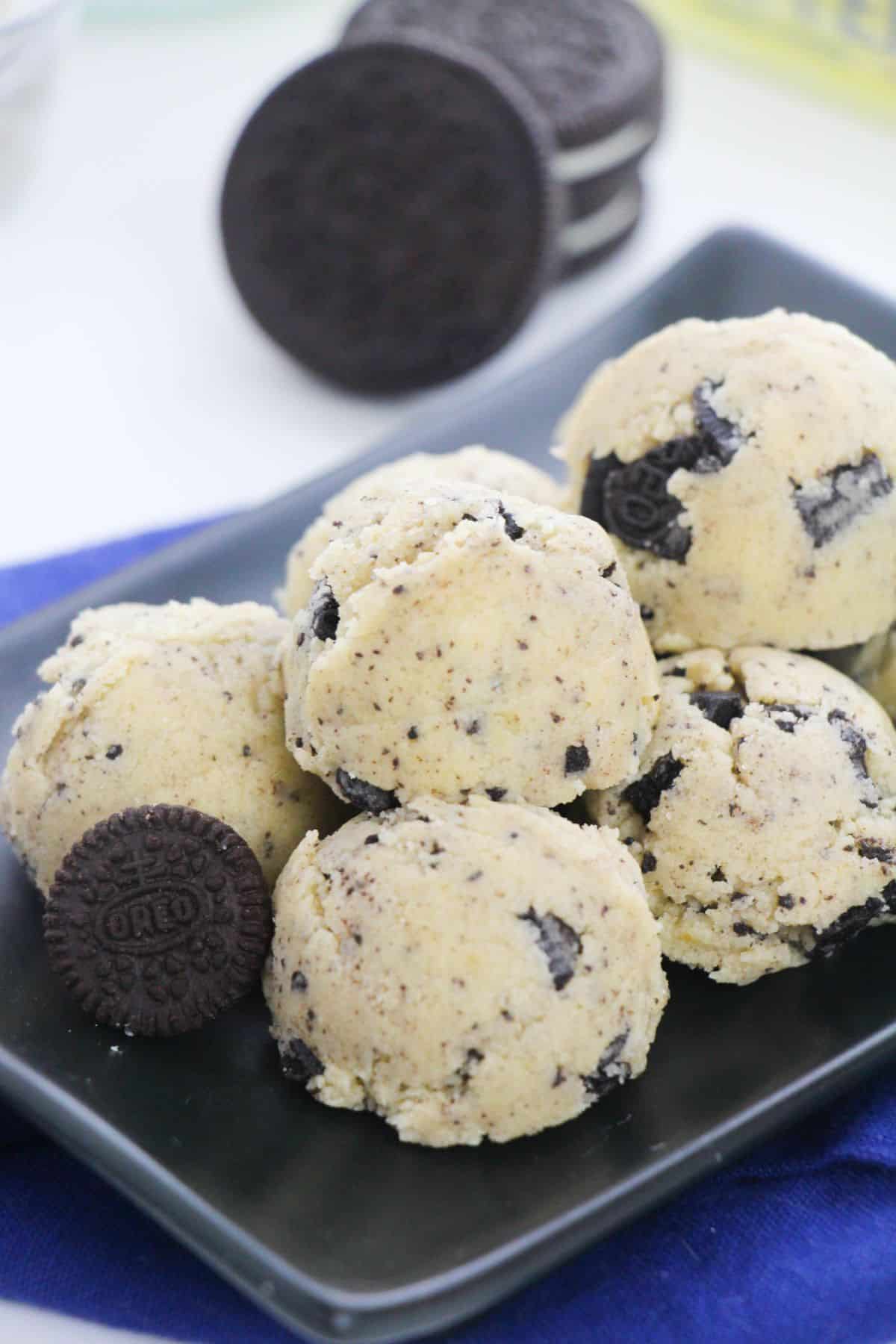 Oreos Cookie Dough on a serving plate.