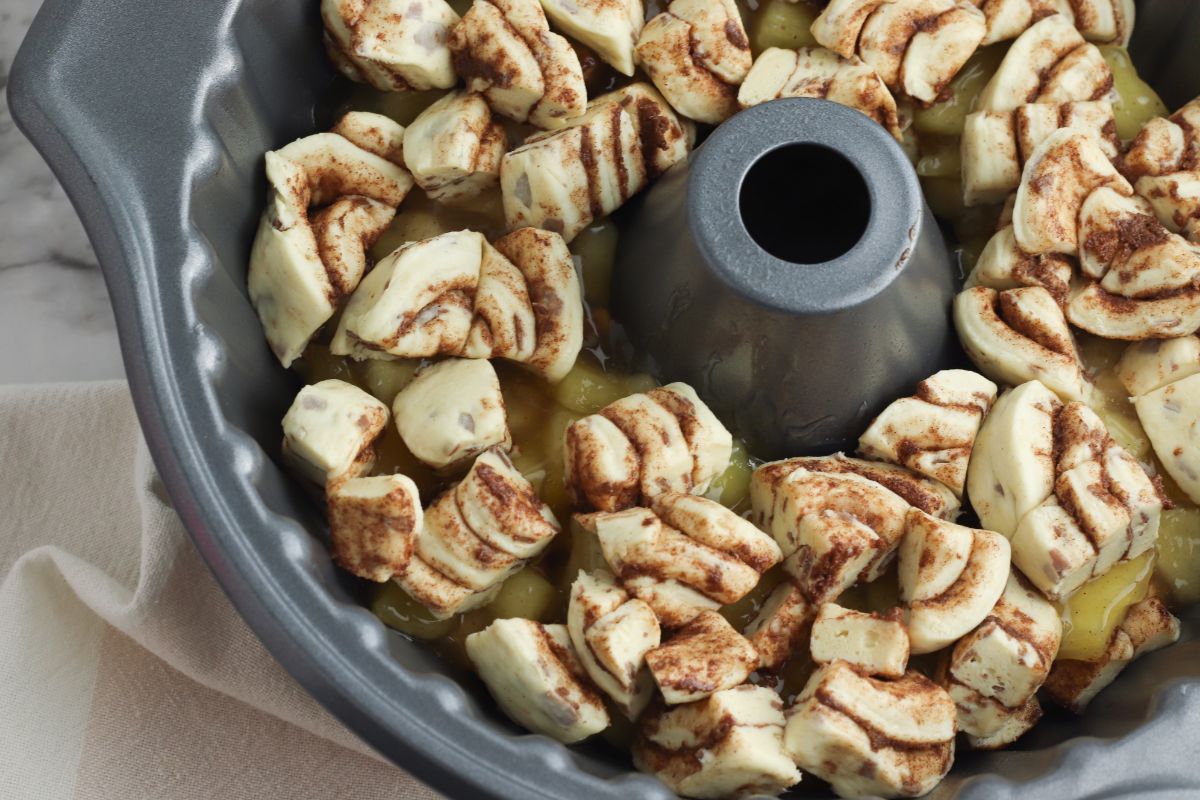 A Bundt pan filled with cinnamon rolls and apple pie filling.