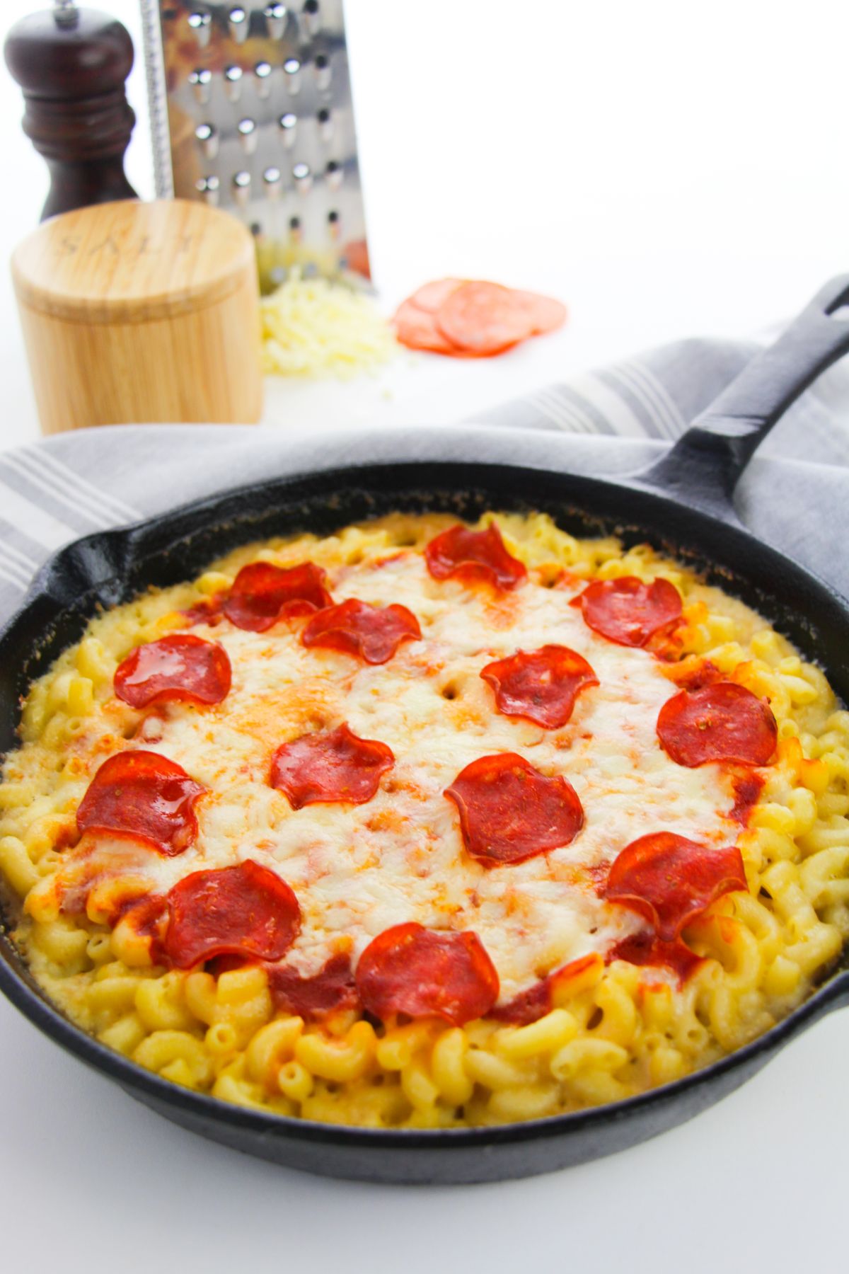 Pizza Mac and Cheese in a skillet.
