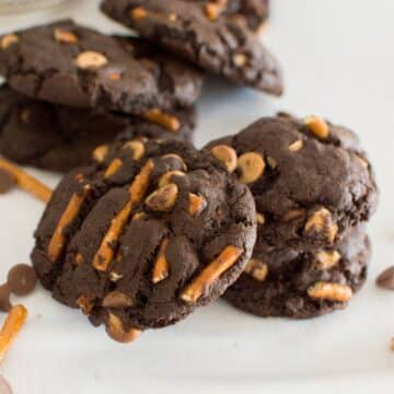 Caramel pretzel cookies with chocolate and peanut butter.